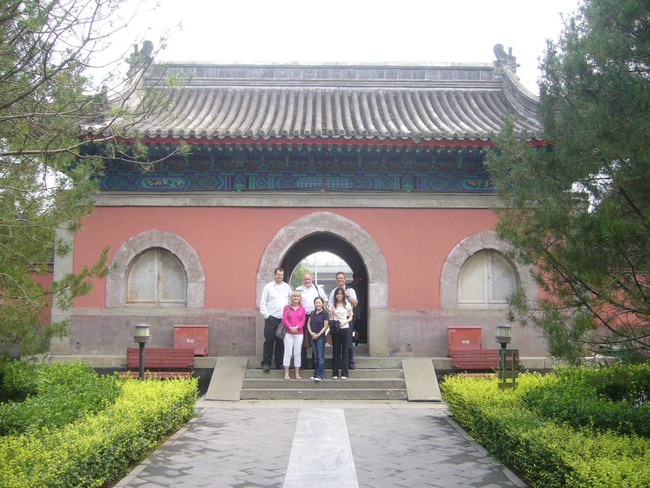 Fünf Personen stehen vor einem Tor 